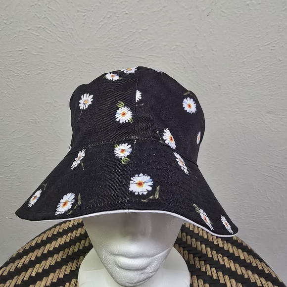 Alice + Olivia Bucket Hat Reversible - Picture 4 of 9